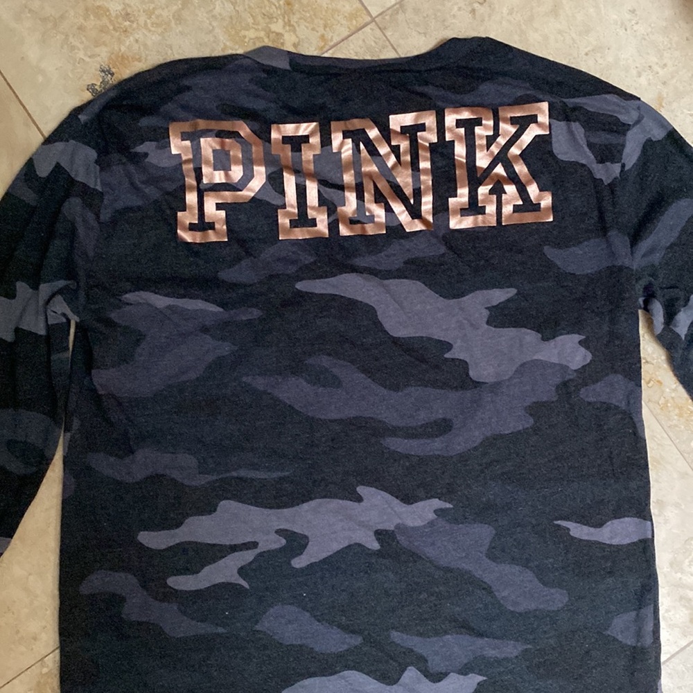 VS PINK V Neck Tee Size Medium - Picture 4 of 5